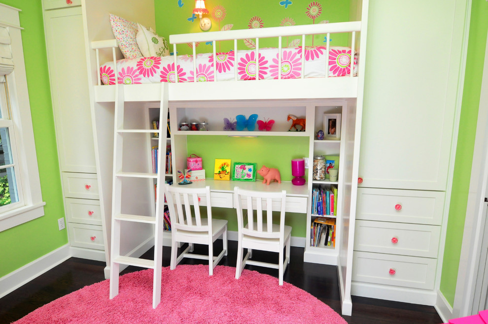 Ejemplo de habitación de niña de 4 a 10 años tradicional de tamaño medio con escritorio, paredes verdes, suelo de madera oscura y suelo marrón