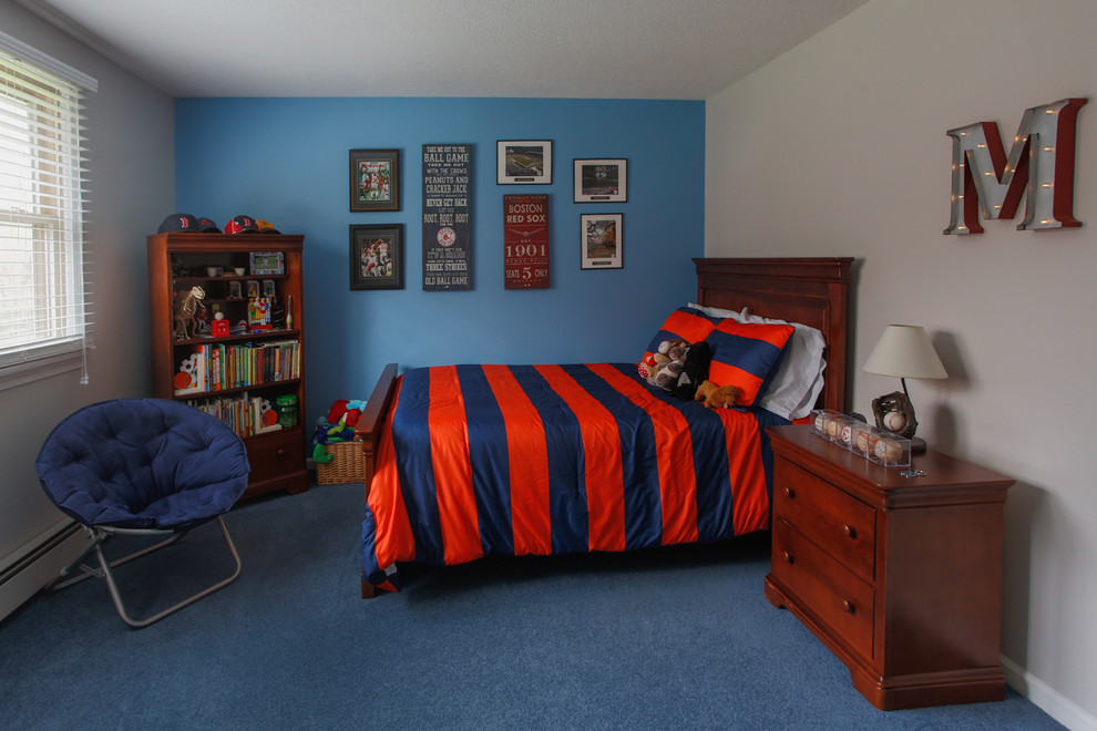 На фото: детская среднего размера в стиле неоклассика (современная классика) с спальным местом, ковровым покрытием и разноцветными стенами для ребенка от 4 до 10 лет, мальчика с