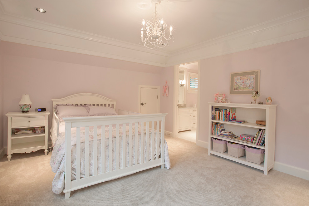 Esempio di una cameretta per bambini da 1 a 3 anni tradizionale di medie dimensioni con pareti rosa e moquette