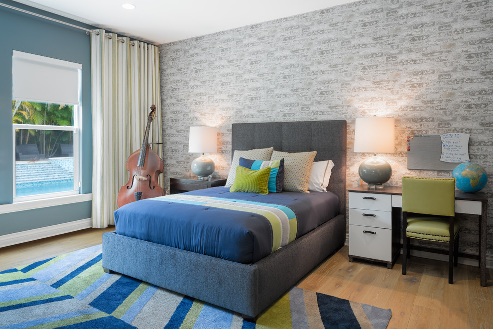Inspiration pour une chambre d'enfant traditionnelle de taille moyenne avec un mur gris, parquet clair et un sol beige.