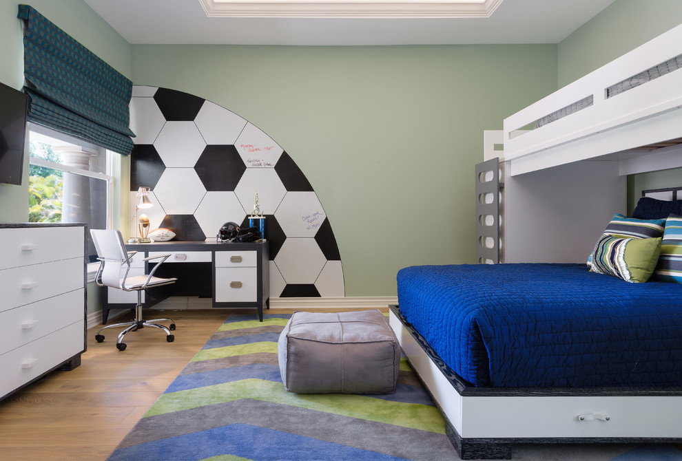 Mittelgroßes, Neutrales Klassisches Jugendzimmer mit Schlafplatz, grüner Wandfarbe, hellem Holzboden und beigem Boden in Tampa