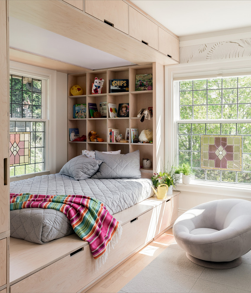 Inspiration för skandinaviska flickrum kombinerat med sovrum och för 4-10-åringar, med vita väggar och ljust trägolv
