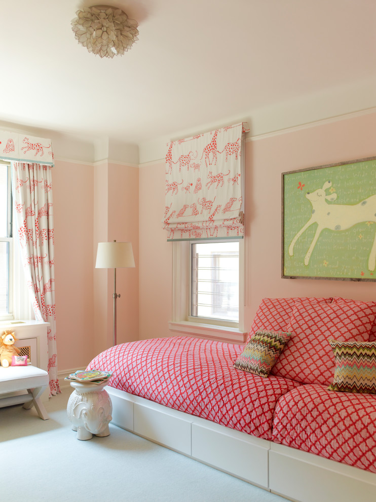Idee per una piccola cameretta per bambini da 4 a 10 anni boho chic con pareti rosa e moquette