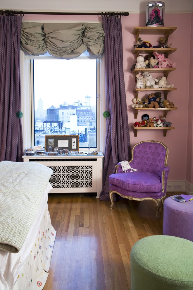 ニューヨークにあるトラディショナルスタイルのおしゃれな子供部屋 (ピンクの壁、無垢フローリング) の写真