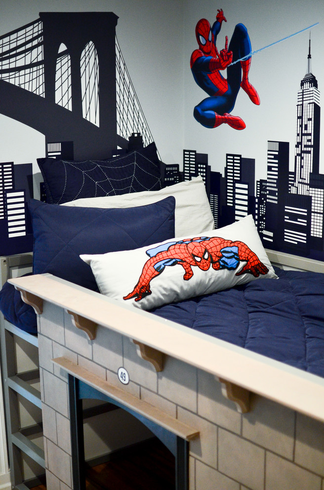 Exempel på ett mellanstort klassiskt pojkrum kombinerat med sovrum, med flerfärgade väggar