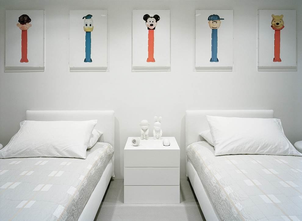 Foto di una cameretta per bambini minimal con pareti bianche