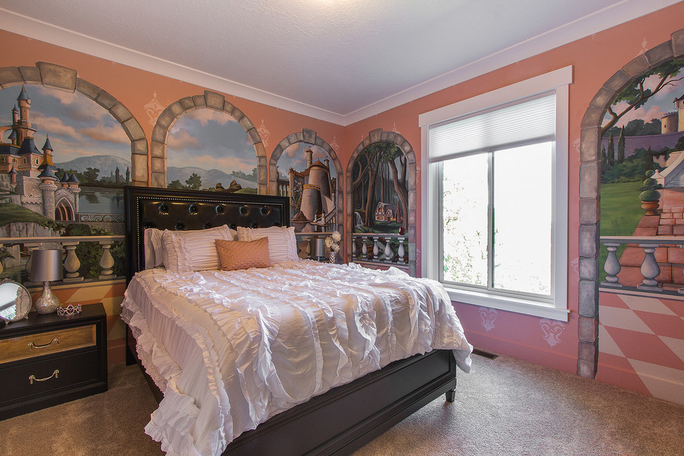 Foto på ett mellanstort amerikanskt flickrum kombinerat med sovrum och för 4-10-åringar, med flerfärgade väggar och heltäckningsmatta