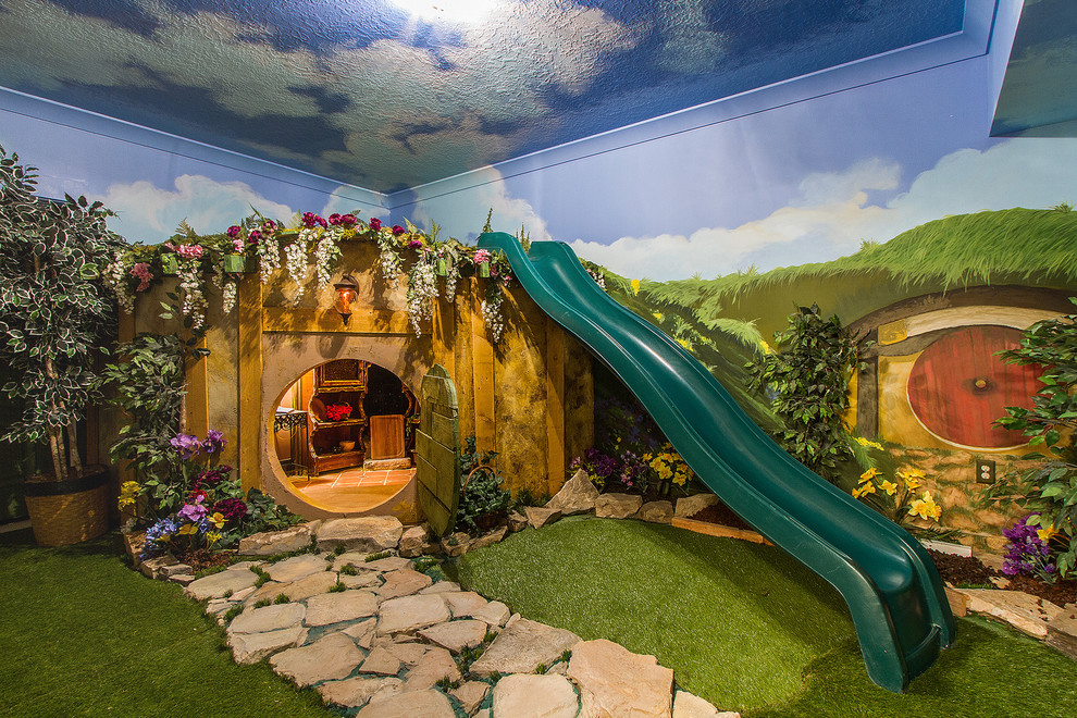 Пример оригинального дизайна: маленькая нейтральная детская с игровой в классическом стиле с разноцветными стенами и ковровым покрытием для ребенка от 4 до 10 лет, на участке и в саду