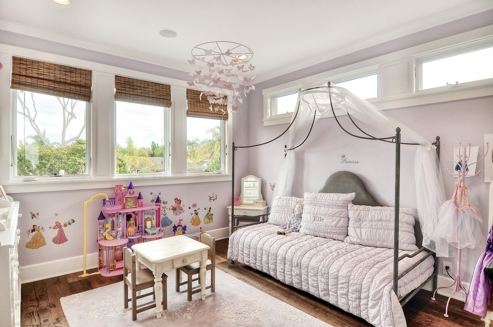 Ispirazione per una cameretta per bambini da 4 a 10 anni tradizionale di medie dimensioni con pareti viola, parquet scuro e pavimento marrone