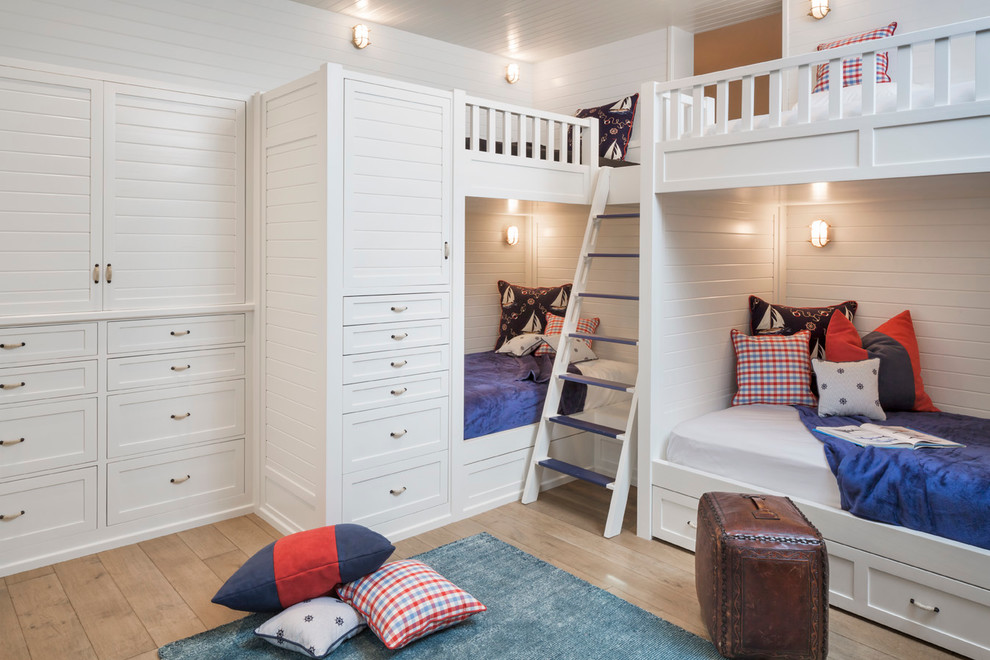 Ejemplo de dormitorio infantil marinero con paredes blancas y suelo de madera en tonos medios
