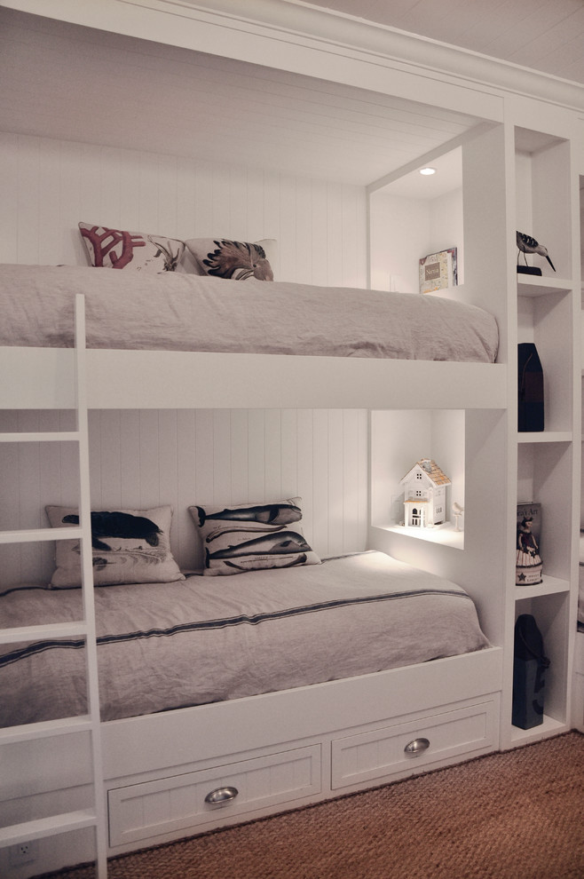 Imagen de dormitorio infantil costero de tamaño medio con paredes blancas, moqueta y suelo beige