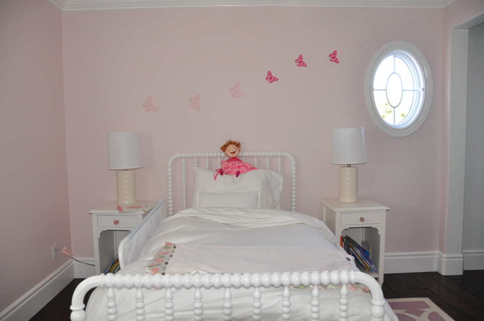 Mittelgroßes Shabby-Style Mädchenzimmer mit Schlafplatz, rosa Wandfarbe, dunklem Holzboden und braunem Boden in San Francisco