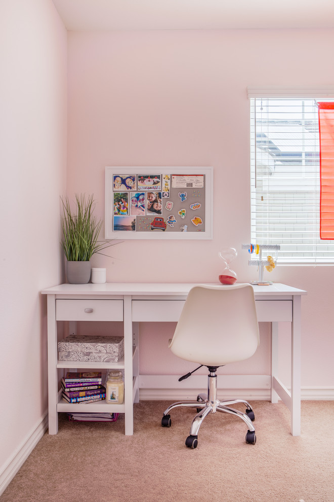 Exemple d'une chambre d'enfant de 4 à 10 ans tendance de taille moyenne avec un mur rose, moquette et un sol rose.
