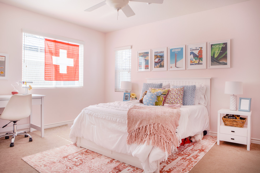 На фото: детская среднего размера в классическом стиле с спальным местом, розовыми стенами, ковровым покрытием и розовым полом для ребенка от 4 до 10 лет, девочки