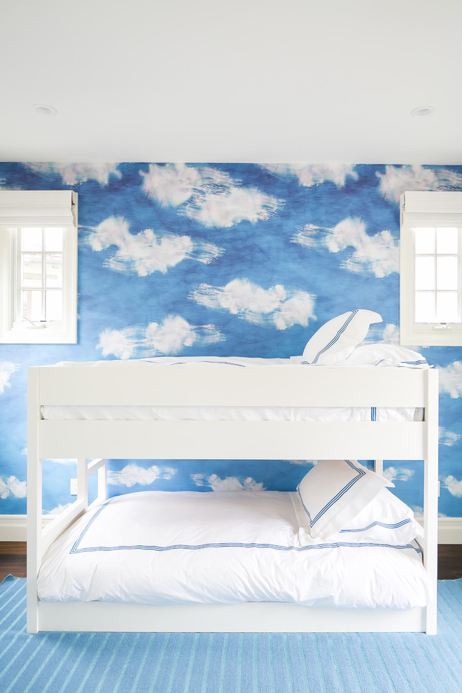 Imagen de dormitorio infantil de 4 a 10 años marinero de tamaño medio con paredes azules, suelo de madera oscura y suelo marrón