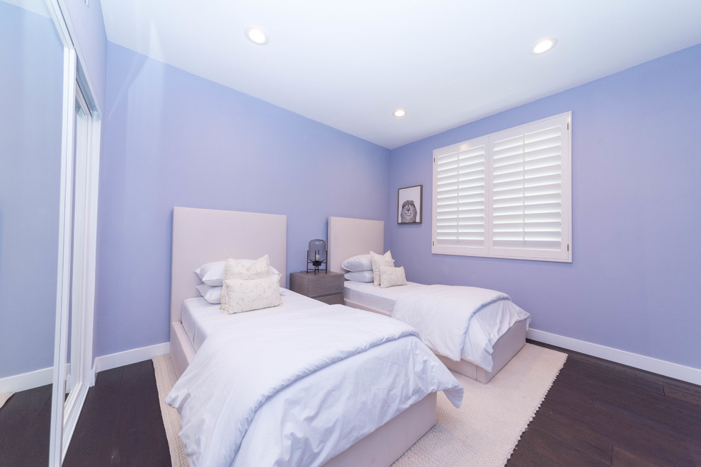 Idée de décoration pour une chambre d'enfant de 4 à 10 ans tradition de taille moyenne avec un mur violet, parquet foncé et un sol marron.