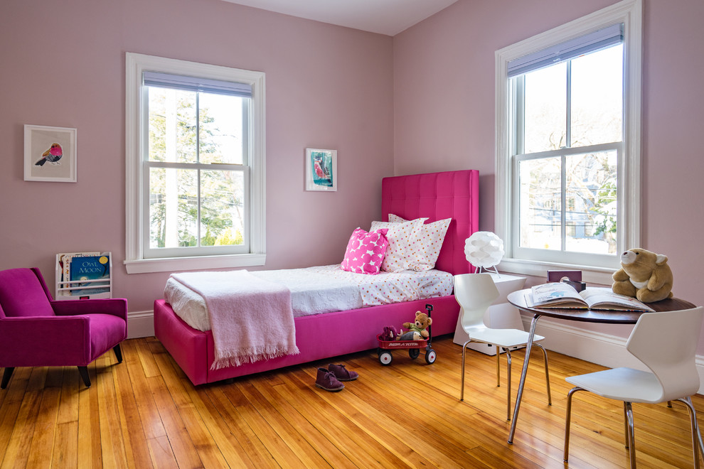 Идея дизайна: детская среднего размера в стиле модернизм с розовыми стенами, спальным местом и паркетным полом среднего тона для ребенка от 1 до 3 лет, девочки