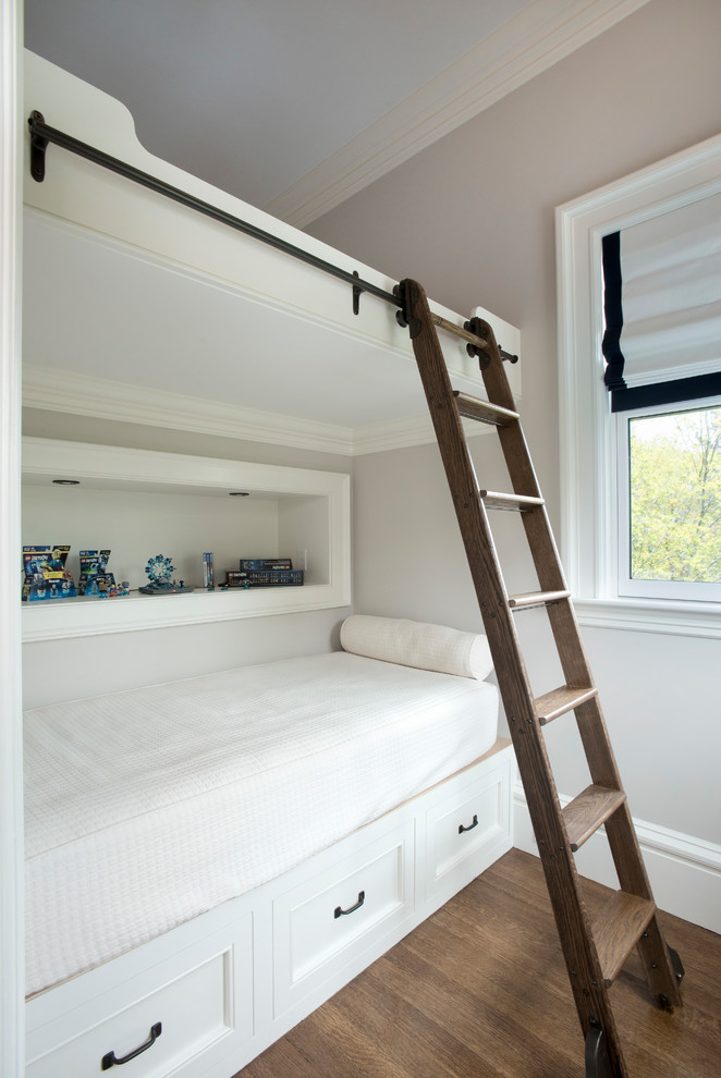 Foto de dormitorio infantil de 4 a 10 años clásico de tamaño medio con suelo de madera en tonos medios y suelo marrón