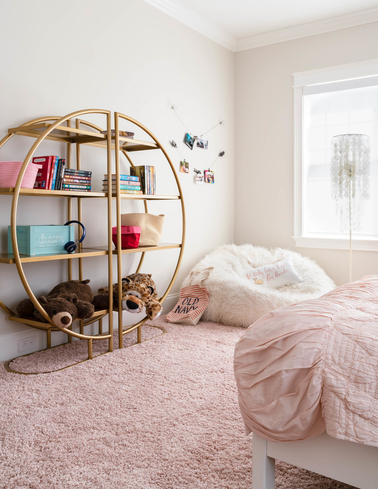 Aménagement d'une chambre d'enfant contemporaine avec un mur beige, moquette et un sol rose.