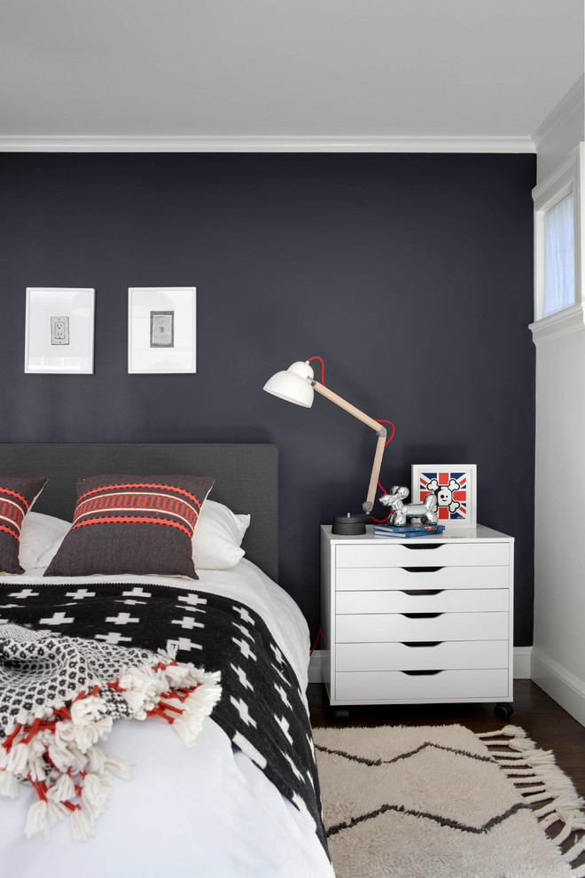 Idées déco pour une chambre d'enfant classique avec un mur noir, parquet foncé et un sol marron.