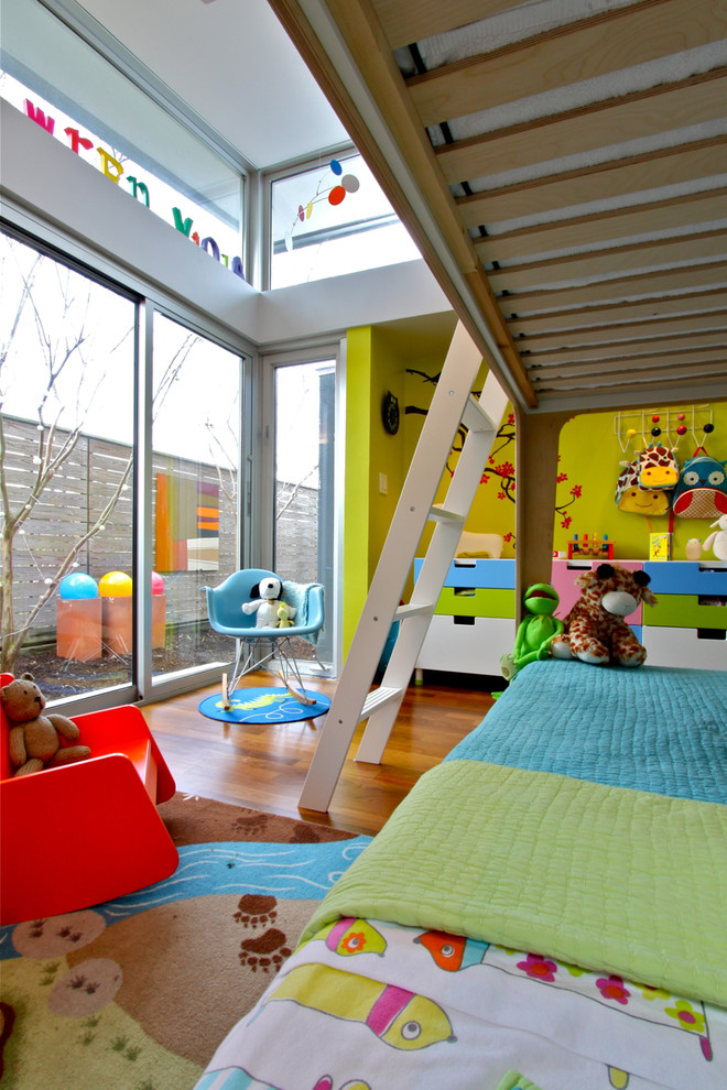 Diseño de habitación infantil unisex contemporánea con paredes verdes y suelo de madera en tonos medios