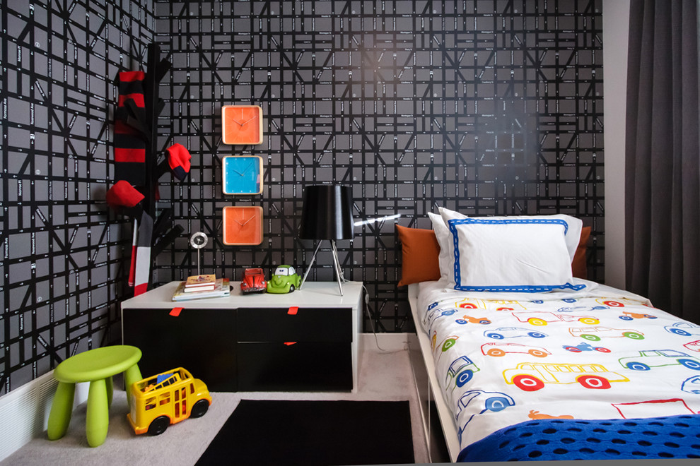 Пример оригинального дизайна: маленькая детская в стиле модернизм с спальным местом, ковровым покрытием и разноцветными стенами для на участке и в саду, ребенка от 4 до 10 лет, мальчика