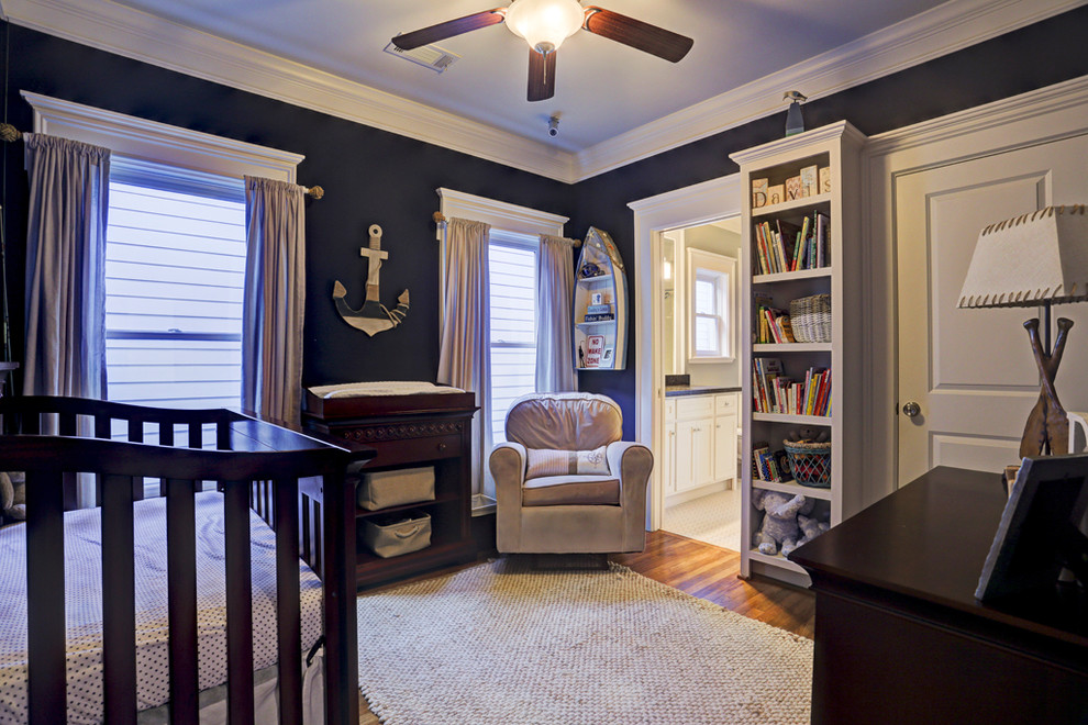 Inspiration för ett mellanstort amerikanskt barnrum kombinerat med sovrum, med blå väggar, mellanmörkt trägolv och brunt golv
