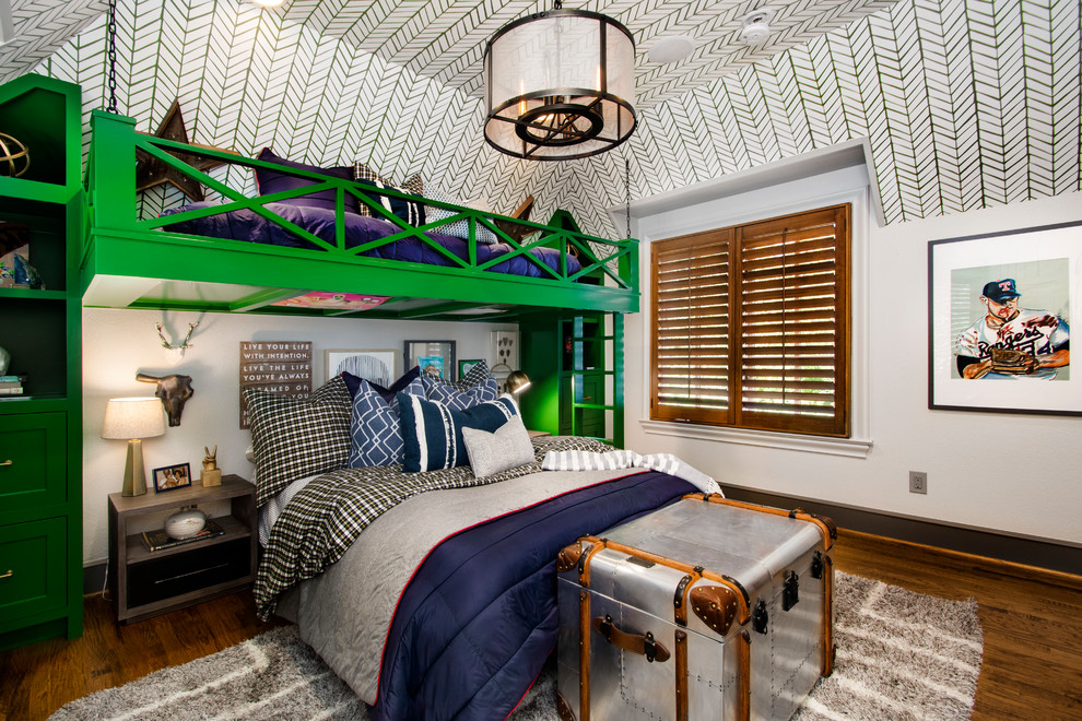 Mittelgroßes Klassisches Jungszimmer mit Schlafplatz, bunten Wänden und braunem Holzboden in Dallas