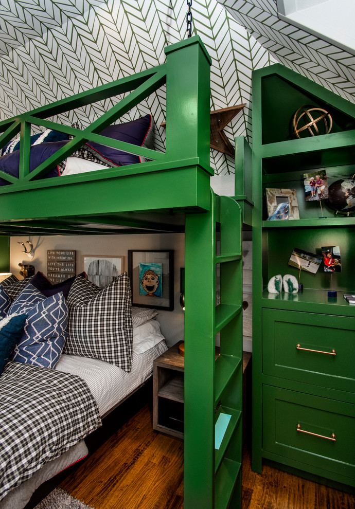 Klassisk inredning av ett mellanstort pojkrum kombinerat med sovrum och för 4-10-åringar, med flerfärgade väggar och mellanmörkt trägolv