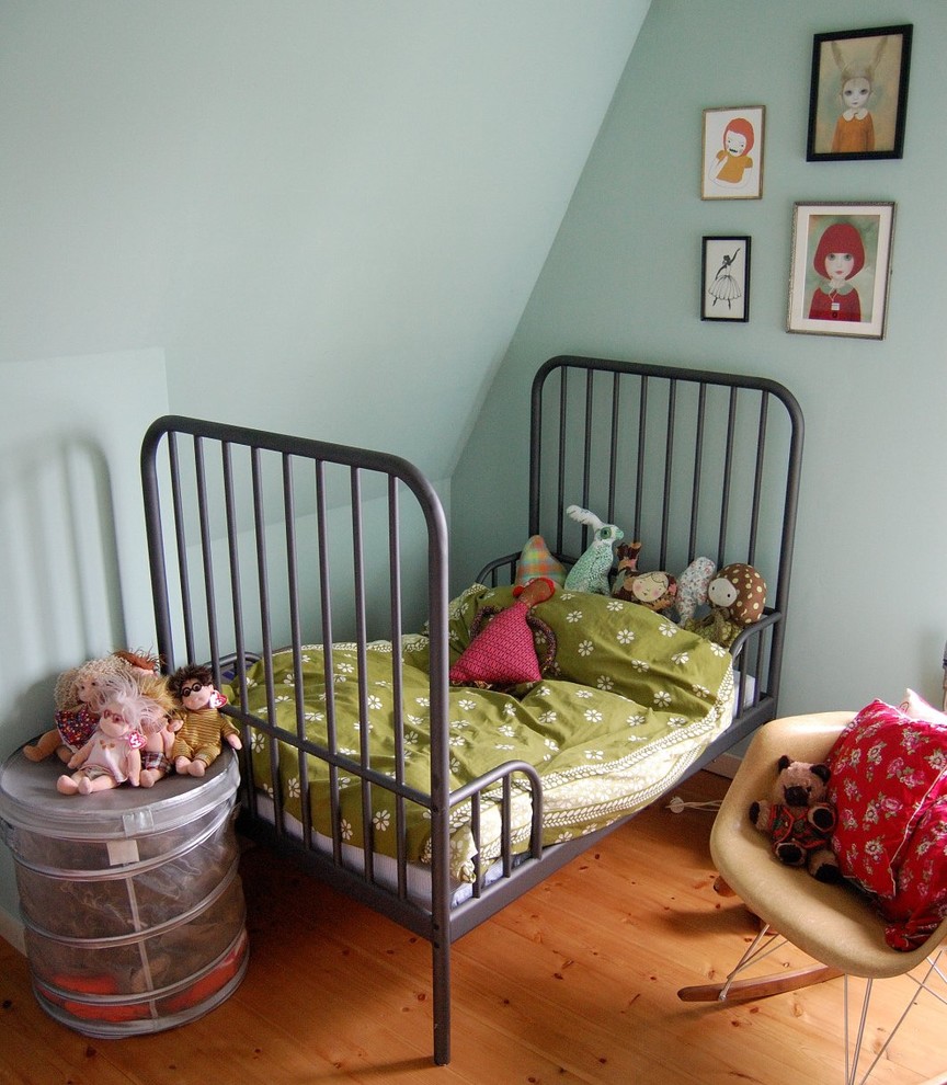 Cette image montre une chambre d'enfant de 1 à 3 ans bohème avec un mur bleu.