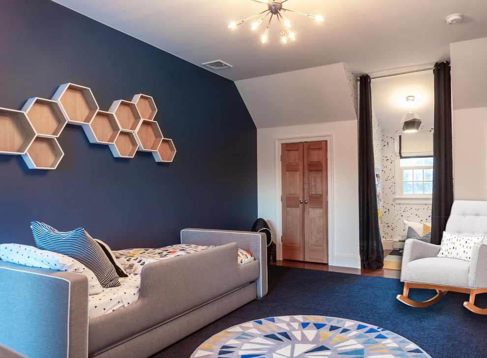 Immagine di una grande cameretta per bambini da 1 a 3 anni chic con pareti blu, pavimento in legno massello medio e pavimento marrone