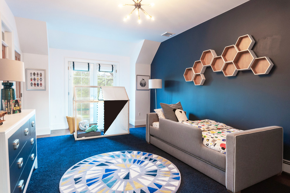 Ispirazione per una grande cameretta per bambini da 1 a 3 anni classica con pareti blu, pavimento in legno massello medio e pavimento marrone