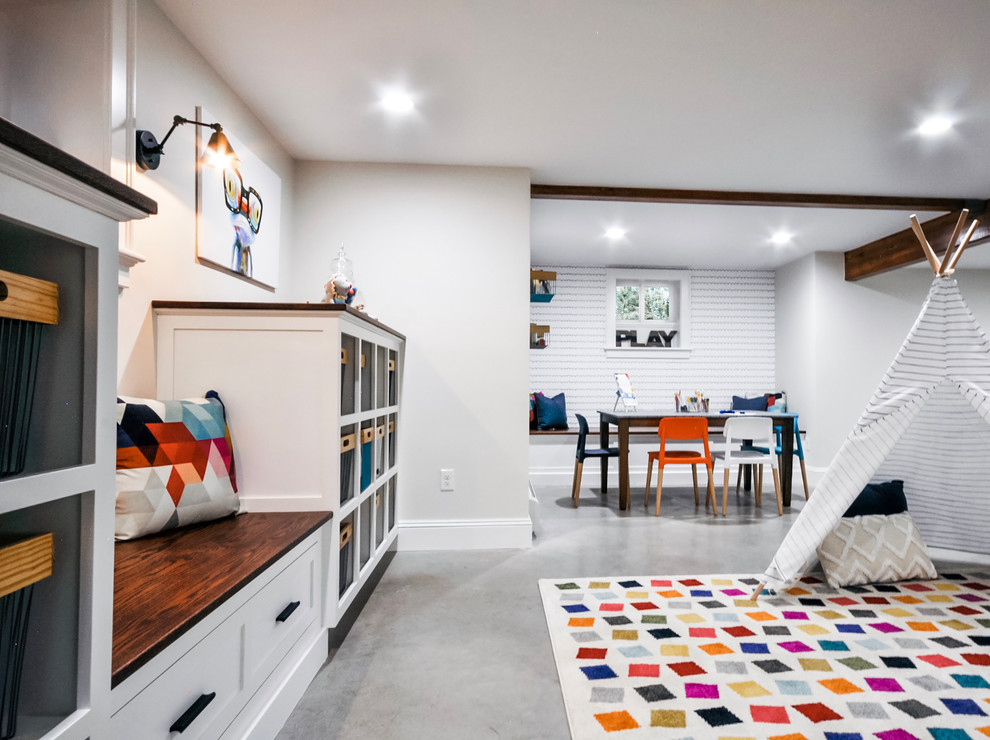 Imagen de dormitorio infantil de 4 a 10 años clásico renovado grande con paredes blancas, suelo de cemento y suelo gris