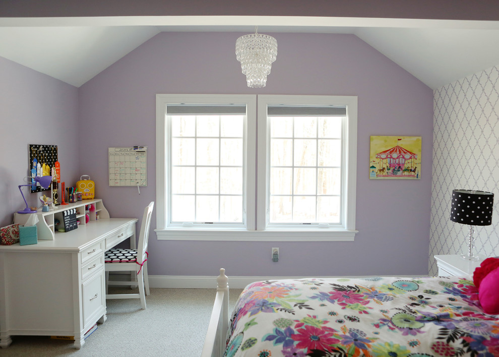 Exemple d'une chambre d'enfant chic de taille moyenne avec un mur violet et moquette.