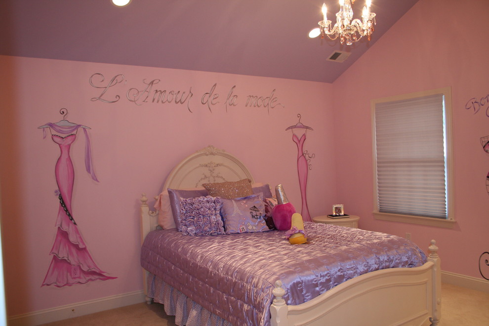 Idee per una grande cameretta per bambini eclettica con pareti rosa e moquette