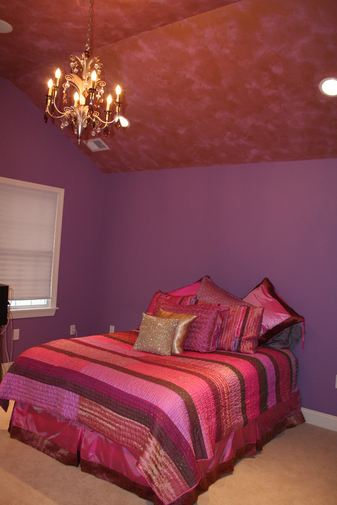 Aménagement d'une grande chambre d'enfant éclectique avec un mur violet et moquette.