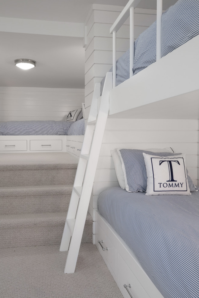 Klassisk inredning av ett mellanstort könsneutralt barnrum kombinerat med sovrum och för 4-10-åringar, med vita väggar, heltäckningsmatta och beiget golv