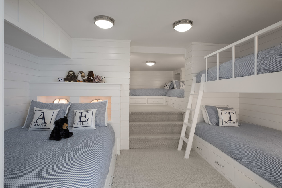 Cette photo montre une chambre d'enfant de 4 à 10 ans chic de taille moyenne avec un mur blanc, moquette, un sol beige et un lit superposé.