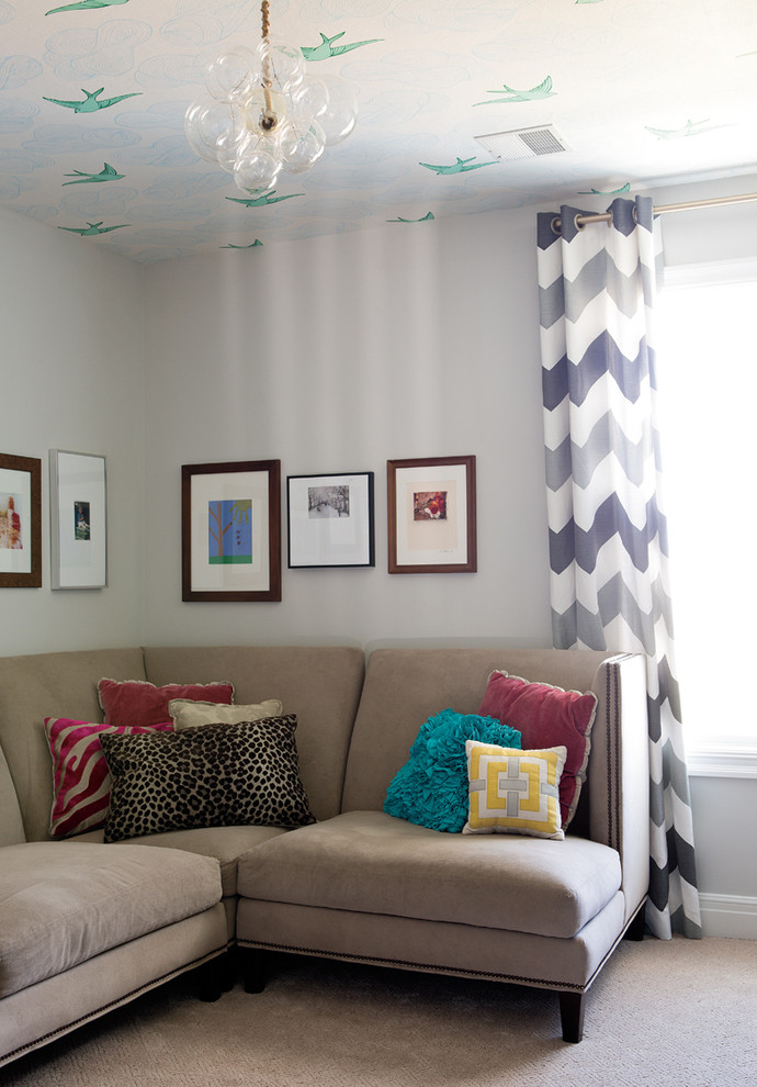 カンザスシティにある小さなトランジショナルスタイルのおしゃれな子供部屋 (グレーの壁、カーペット敷き、ティーン向け) の写真