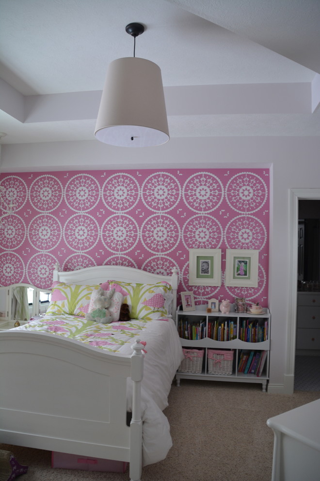 Idée de décoration pour une chambre d'enfant tradition avec un mur rose et moquette.