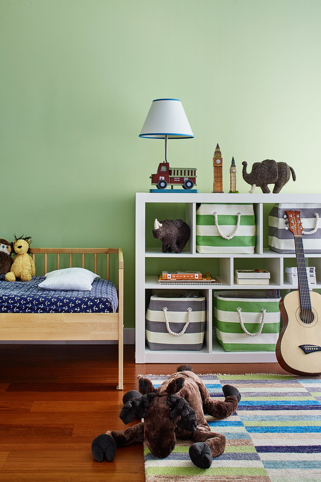 На фото: детская в стиле неоклассика (современная классика) с спальным местом, зелеными стенами, паркетным полом среднего тона и коричневым полом для ребенка от 1 до 3 лет, мальчика
