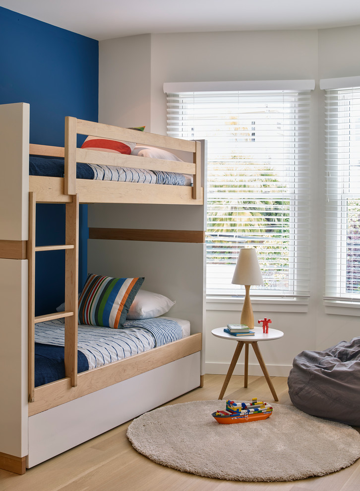 Идея дизайна: нейтральная детская в современном стиле с спальным местом, синими стенами, паркетным полом среднего тона и коричневым полом для двоих детей