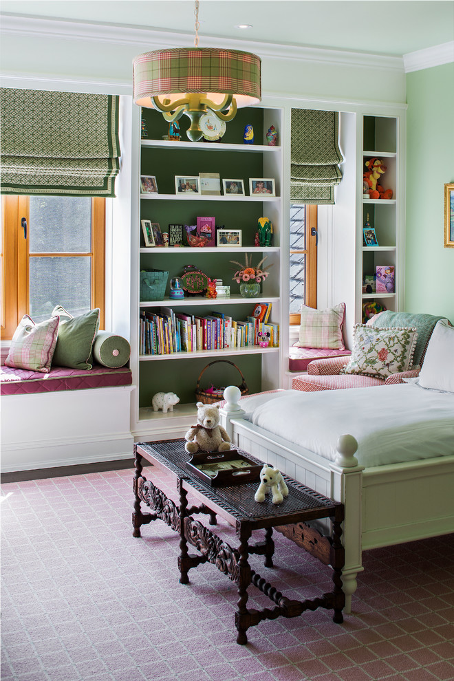 Inredning av ett klassiskt flickrum kombinerat med sovrum, med gröna väggar och mörkt trägolv