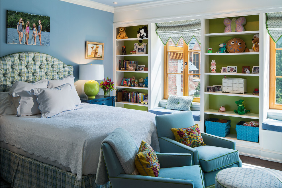 Klassisk inredning av ett flickrum kombinerat med sovrum, med blå väggar och mörkt trägolv
