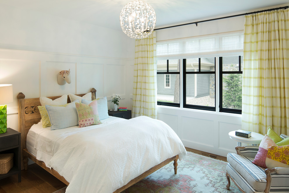 Diseño de dormitorio infantil campestre de tamaño medio con paredes blancas y suelo de madera clara