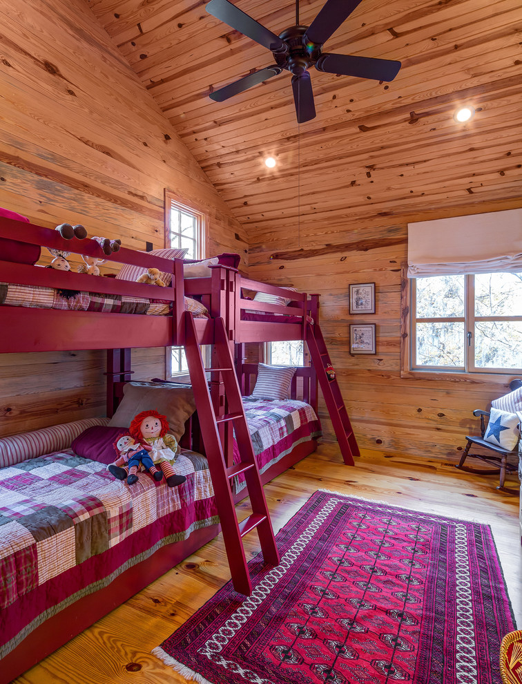 Пример оригинального дизайна: нейтральная детская в стиле рустика с спальным местом, коричневыми стенами, паркетным полом среднего тона и коричневым полом для двоих детей