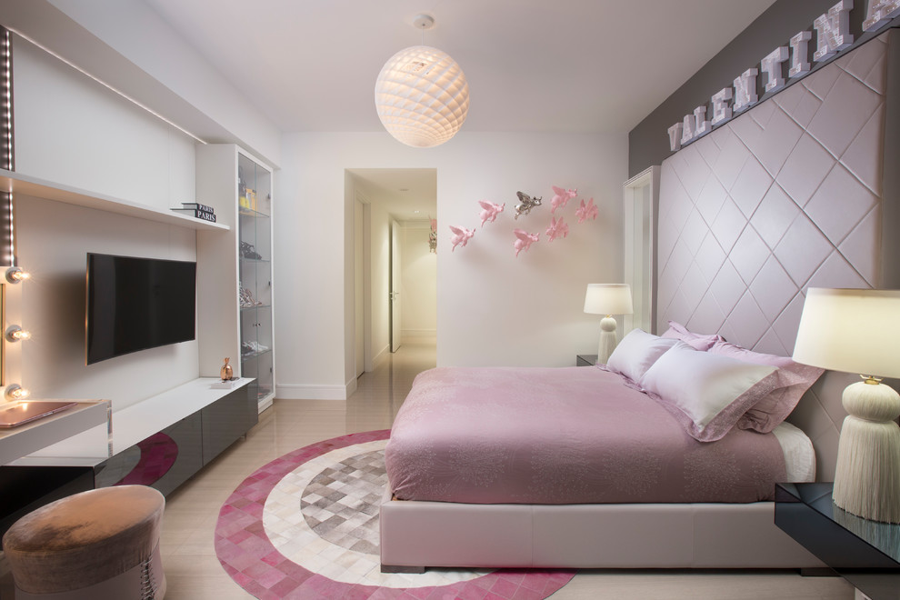 Diseño de dormitorio infantil de 4 a 10 años actual de tamaño medio con paredes blancas, suelo laminado y suelo beige