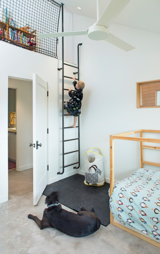 Cette photo montre une chambre d'enfant de 4 à 10 ans tendance avec un mur blanc, sol en béton ciré et un sol gris.
