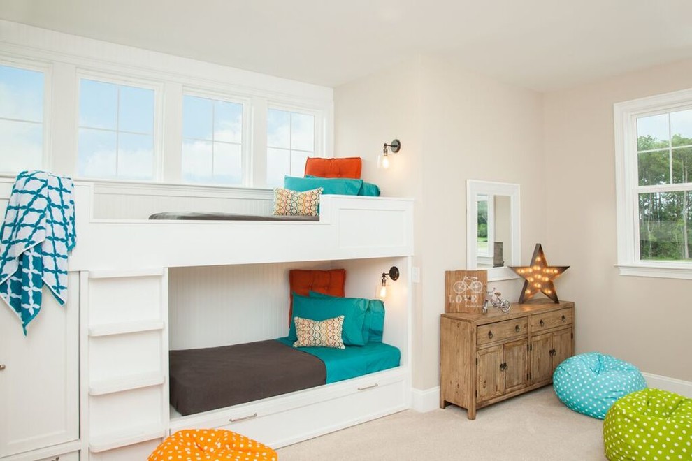 Immagine di una cameretta per bambini costiera di medie dimensioni con pareti beige e moquette