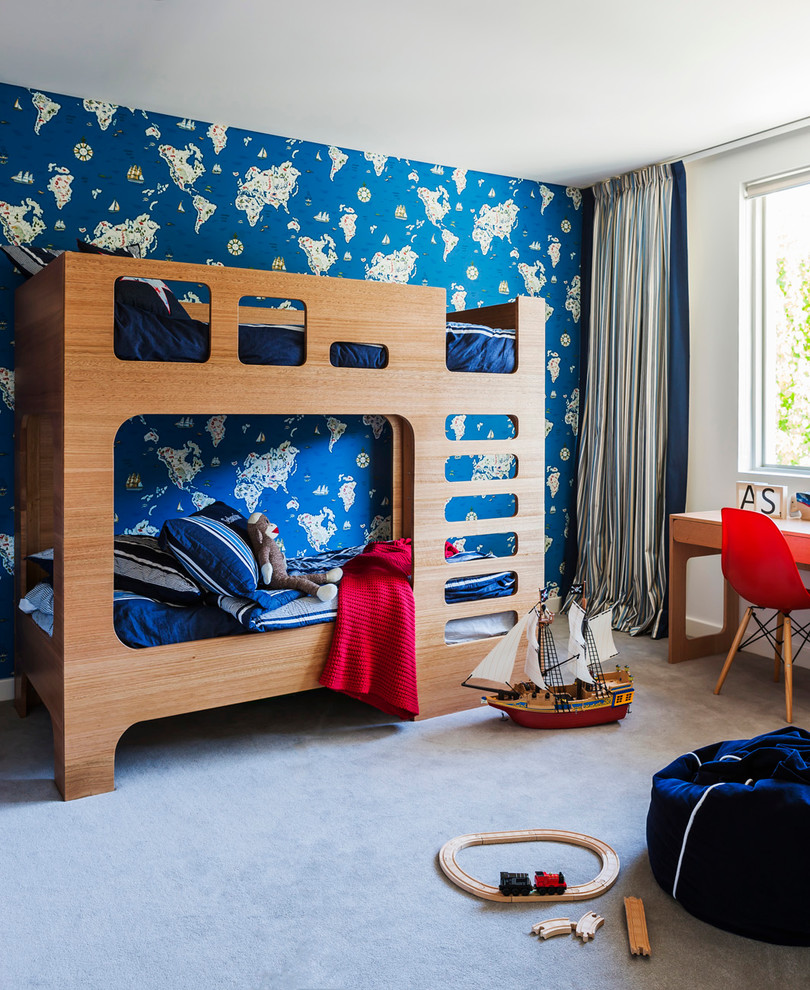 На фото: детская в современном стиле с спальным местом, синими стенами и ковровым покрытием для ребенка от 4 до 10 лет, мальчика, двоих детей с